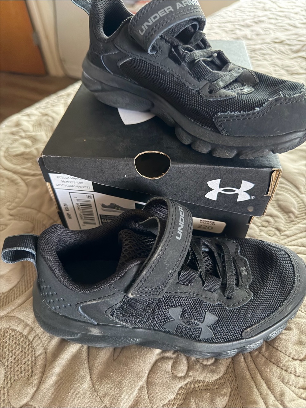 Under Armour Kids Black Hook-and-Loop Athletic Sneakers